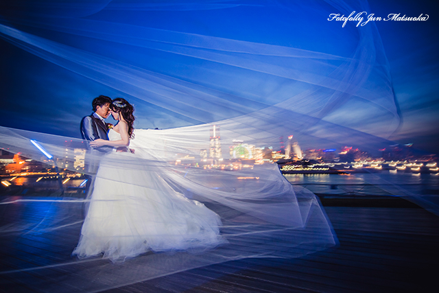 ドレスで前撮り　前撮り横浜　結婚式前撮り　ウエディングカメラマン　横浜大桟橋　ベールなびく