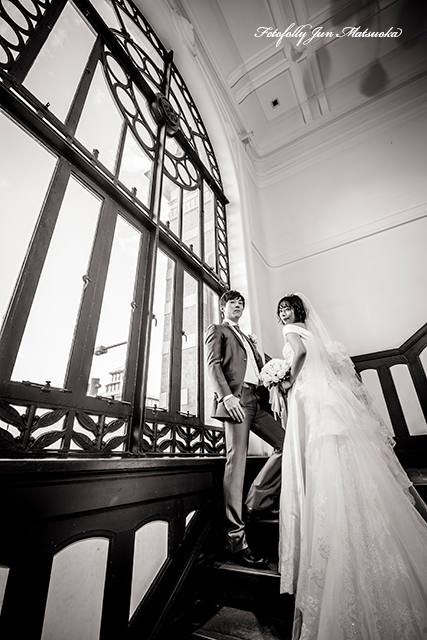 ドレスで前撮り　前撮り横浜　結婚式前撮り　ウエディングカメラマン　　横浜開港記念館　モノクロ階段