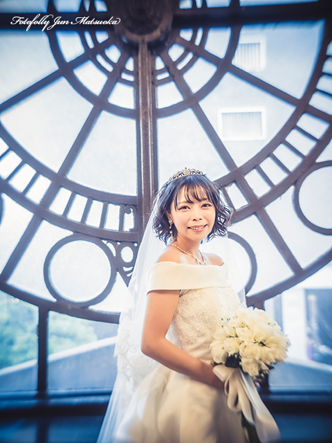 ドレスで前撮り　前撮り横浜　結婚式前撮り　ウエディングカメラマン　　横浜開港記念館　窓　新婦ソロ