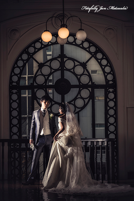 ドレスで前撮り　前撮り横浜　結婚式前撮り　ウエディングカメラマン　　横浜開港記念館　窓の前　ライトアップ