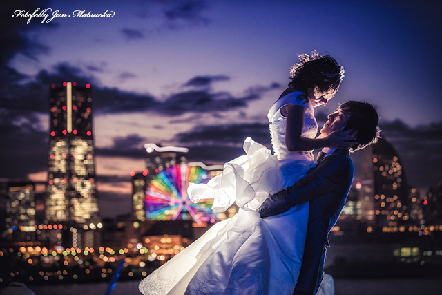 ドレスで前撮り　前撮り横浜　結婚式前撮り　ウエディングカメラマン　横浜大桟橋　夜景　観覧者　抱っこ