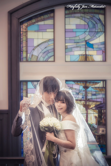 ドレスで前撮り　前撮り横浜　結婚式前撮り　ウエディングカメラマン　　横浜開港記念館　ステンドグラス　ベール被り 視線あり