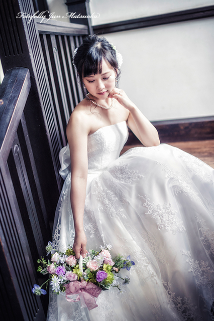 ドレス前撮り　横浜前撮り　前撮りカメラマン　フォトウエディング　レトロな写真　外交官の家　階段に座る新婦