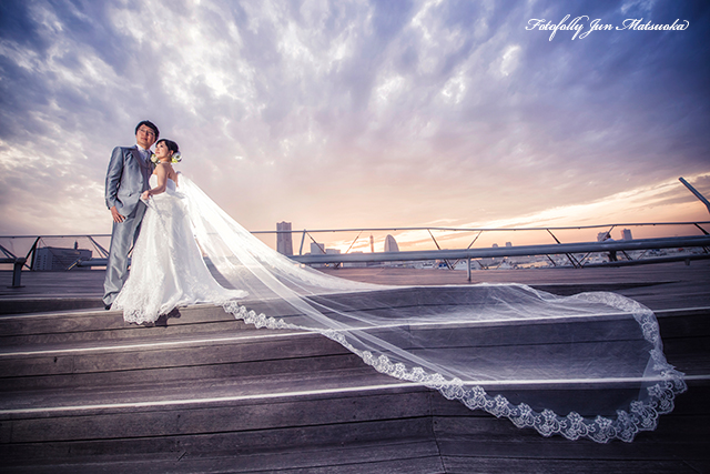 ドレス前撮り　横浜前撮り　前撮りカメラマン　フォトウエディング　レトロな写真　大桟橋 階段にて