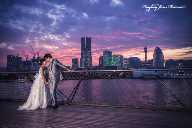 ドレス前撮り　横浜前撮り　前撮りカメラマン　フォトウエディング　レトロな写真　大桟橋　横浜を背景　夕焼けでキス