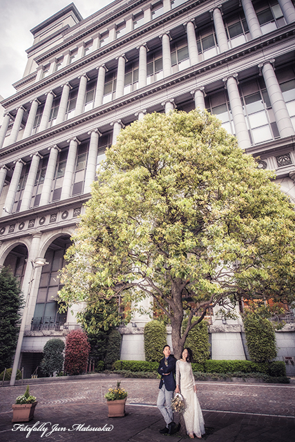 東京　ウェディングフォト　都内前撮り　ドレス前撮り　前撮りウェディングカメラマン　フォトウエディング　イタリア街　樹とビル