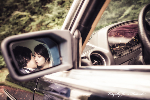那須高原で結婚式前撮り　那須フォトウエディング　車とフォトウエディング　愛車の前で　鏡に映る