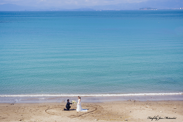 前撮り　フォトウエディング　ビーチフォト　神奈川前撮り　海で前撮り　砂浜のハート プロポーズのポーズ