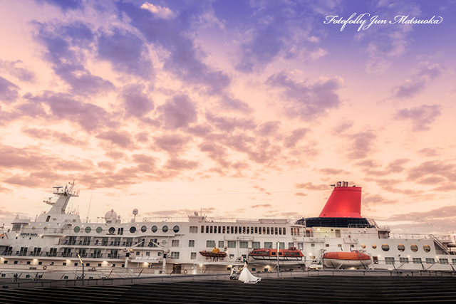 横浜大桟橋　前撮り　フォトウエディング　横浜の日没がきれい　客船とウエディング