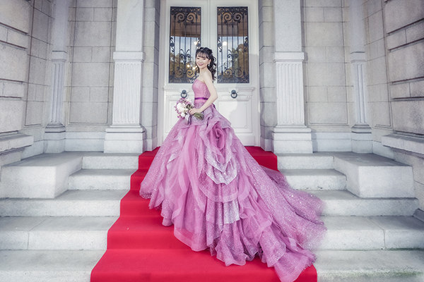 インスタ映え ウェディングカラードレス  ブライダルヒロのドレスを更に格安で撮影　カラードレス　ピンク　階段